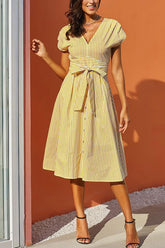 Minikleid mit V-Ausschnitt und Gürtel